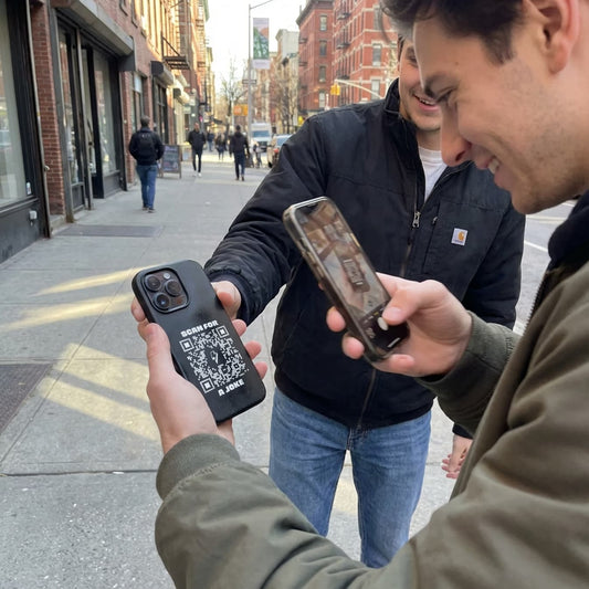 Estuche resistente y divertido, color blanco. Escanea para encontrar un chiste.